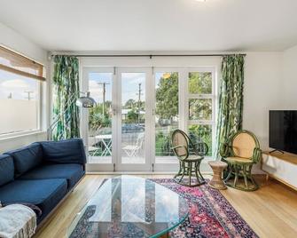 Sunny Mid Century Style Home 3 Br 2 Ba 2 Carparks - Auckland - Salon