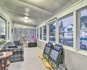 East Tawas Cabin with Lake Huron Access and Views - East Tawas - Living room