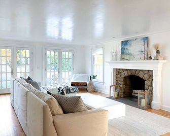 Fairfield Beach Modern Colonial - Fairfield - Вітальня