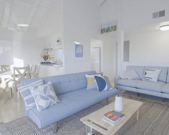Stylish and Bright unit across the street from the beach at half the cost! - Newport Beach - Salon