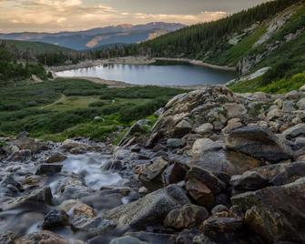 Mountaintop condo | 20 mins to downtown Miner Street | walk to trailhead \'St Mary's Glacier Getaway\' - Idaho Springs - Building