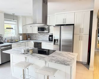 3-bedroom 2-bath house in Norwalk with in-law suite, pool, BBQ - Norwalk - Kitchen
