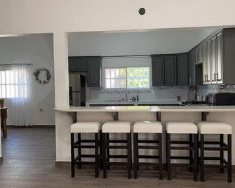 Beautiful, recently built, contemporary brick style home. - Metapán - Cocina