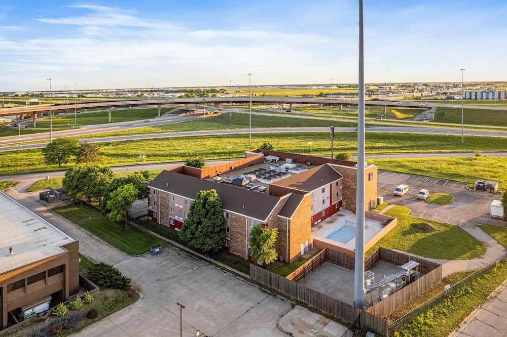 Coratel Plus Suites Wichita West Airport - Wichita - Outdoor view
