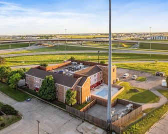 Coratel Plus Suites Wichita West Airport - Wichita - Outdoor view