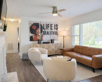 Stylish 3BR w/ Private Fenced Yard • 10 Min to Uptown & Stadium - Charlotte - Wohnzimmer