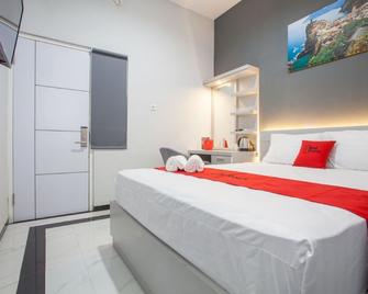 RedDoorz Plus near Politeknik Negeri Malang - Malang - Bedroom