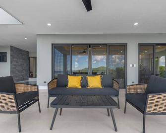 New Oceanview Home - Two Terraces - Five Primary Suites - Smart Tvs + Foosball - Gated Entry - Playa Matapalo - Sala de estar