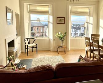 Lovely Townhouse with garden overlooking the Square sleeps 2-5+ comfortably - Melrose - Sala de estar