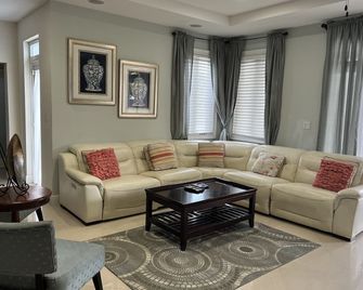 Blu Diamond Luxury Estate - Nassau - Living room