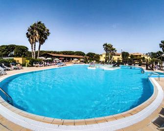 Hotel with swimming pool in Arborea just 650 meters from the sea - Arborea - Piscine