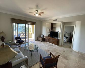 2 Bedroom, 2 bath Penthouse 58 yards from 3.5 miles of sandy beach! - Mazatlán - Living room