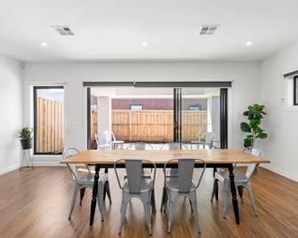 Domi Rentals - The Rayhur Residence - Clayton - Dining room