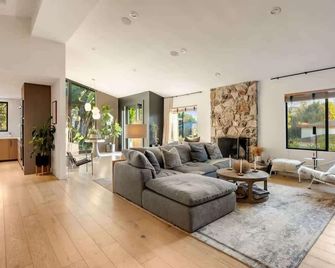 Hollywood Hills Villa by Universal - Pool - Dogs OK - Los Ángeles - Sala de estar