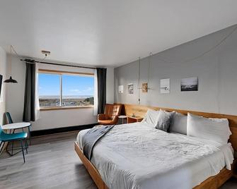 Beachfront Escape in Long Beach! 2 Comfortable Units, Indoor Pool, Free Parking! - Long Beach