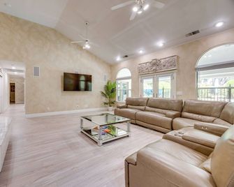 Billiards And Private Pool Bright Clovis - Clovis - Living room