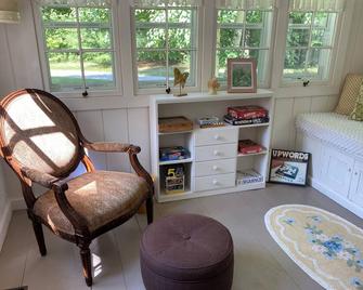 Harbor Springs Cottage In The Woods - Harbor Springs - Living room