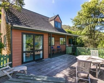 Endeavour Inlet Paradise- Expansive sea views in sunny, private setting - Endeavour Inlet - Patio