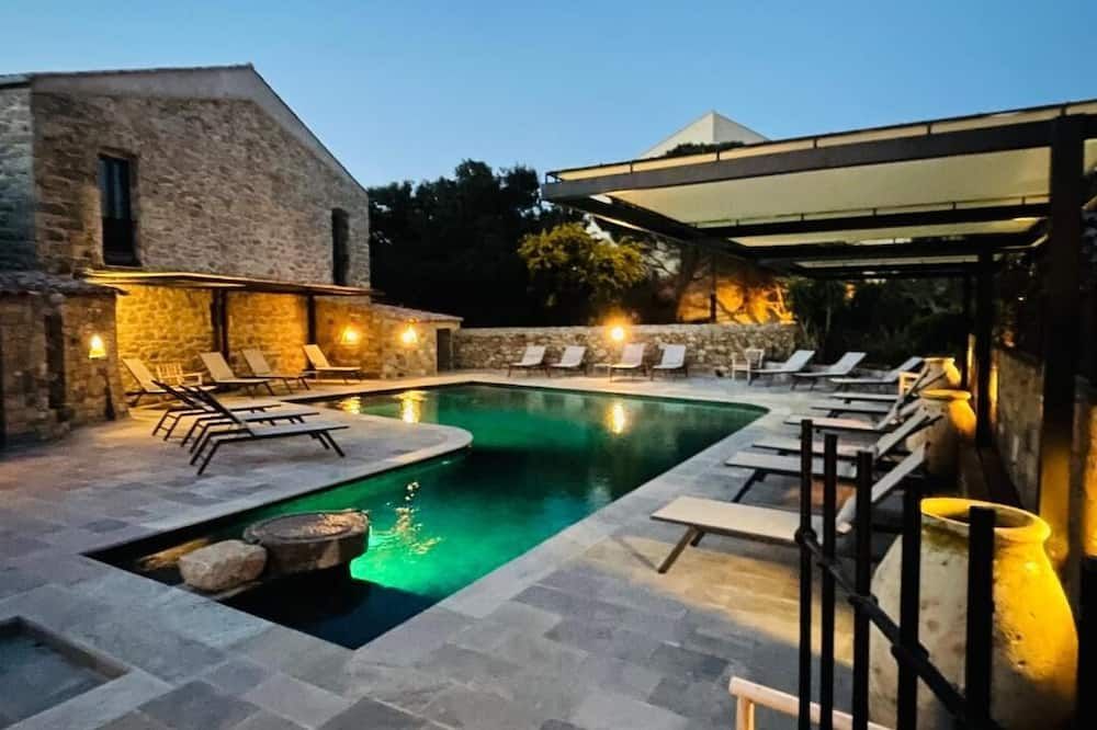 أوتل لا كاسا روزا آند سبا - ليل روس - حوض السباحة