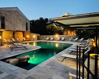 أوتل لا كاسا روزا آند سبا - ليل روس - حوض السباحة