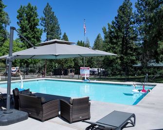 Outdoorsy Yosemite - Bass Lake - Pool