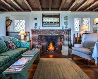 Kennebunk Cottage with Private Beach and Ocean Views! - Kennebunk - Living room