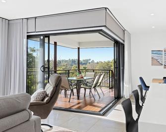 Modern Family Getaway - Batemans Bay - Balcón