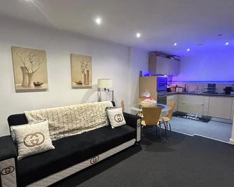 Cozy Apartment 5 Min Walk From Mancheste - Manchester - Living room