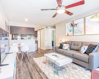 SoCo 1BR suite, king bed, close to Downtown - Austin - Living room