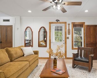 Newly Renovated and Charming 1915 Farmhouse on the Ivy River - Weaverville - Living room