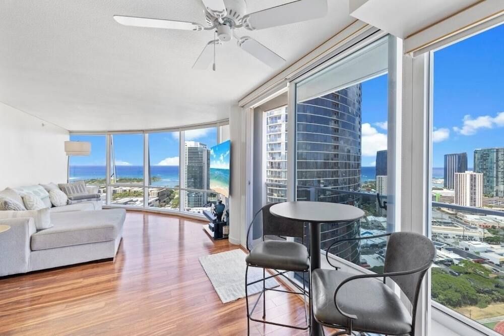 Beach, City lights and Mountain Views 180 degrees view & centrally located - הונולולו - סלון