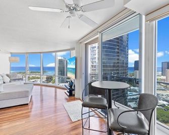 Beach, City lights and Mountain Views 180 degrees view & centrally located - הונולולו - סלון