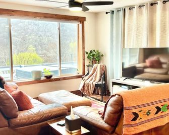 The Blue Ridge Bungalow- 3BR 2BA, hot tub with panoramic views, dog-friendly. - Blacksburg - Living room