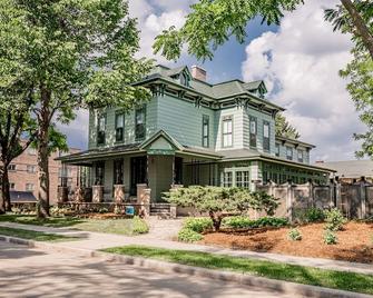Experience An Entire Victorian Mansion - Near Main & St Farmers Mkt - Sleeps12 - Oshkosh - Building