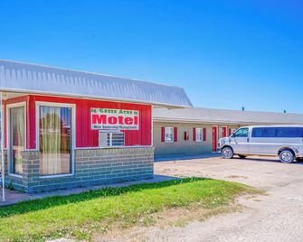 Green Acre Motel By OYO Near Rush County Airport - La Crosse - Building