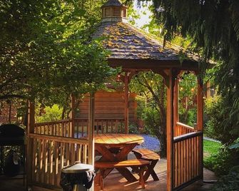 Nisqually Suite at Ashford Lodge - Hot Tub and Projector, near Mt. Rainier! - Ashford - Binnenhof