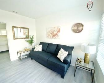 Orange Tree Cottages Downtown - San Diego - Living room