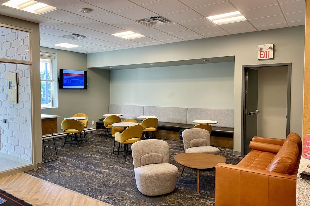 Howard Johnson by Wyndham Winnipeg West thumbnail 3