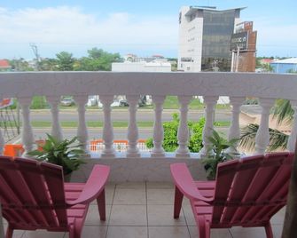 One Bed Room At Easy Inn Hotel-2 - Belize City - Parveke
