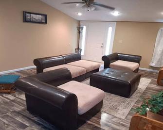 Charming 3-bedroom house in Waynesville with WiFi & AC, near Fort Leonard Wood - Waynesville - Living room