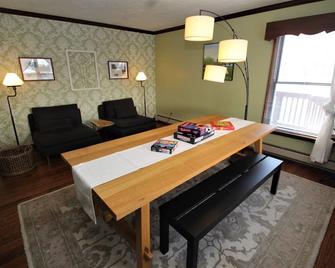 Lois Lane Streamside Cottage with Ol' Time Swimming Hole - Friedens - Bedroom