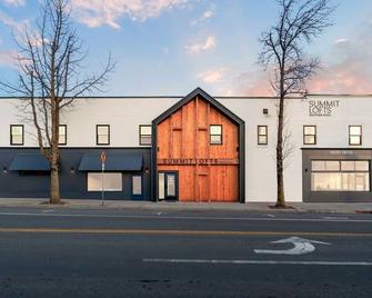 Summit Lofts, View of Mt Shasta, King Bed, #205 - Mount Shasta - Building