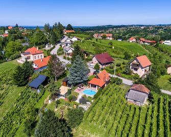 This beautiful and rustic wooden cottage is perfect for a vacation of a small family or a romantic e - Varaždin Breg - Vista del exterior