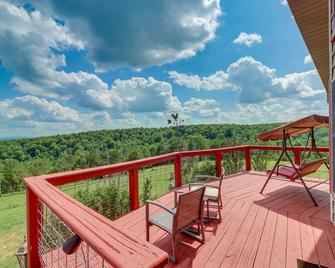 Spacious Yellville Retreat with Deck and Balcony - Yellville - Balcony