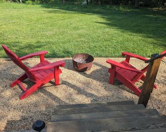 Cozy tiny home w/lofted king bed, outdoor oasis and 5-15m to local activities - Ruckersville - Patio