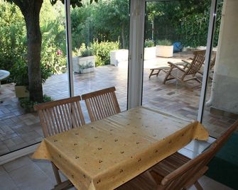 Ground floor facing south with 35m2 terrace not overlooked. - Amélie-les-Bains-Palalda - Patio