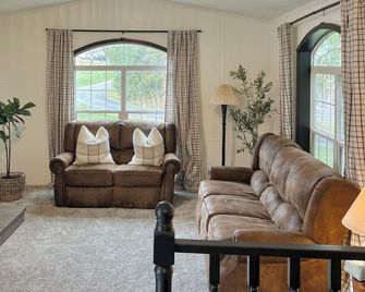 Cozy 2 bedroom home w Fireplace short drive to UPMC and Penn State Altoona - Altoona - Living room