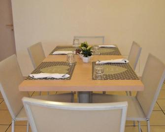 Artisti Rooms - ראבנה - חדר אוכל