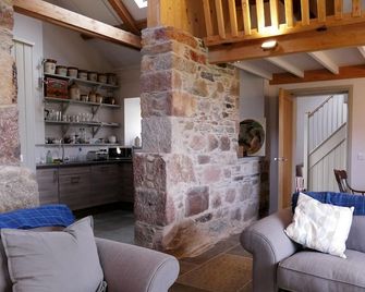 The Castle Byre, self-catering accommodation next to historic Auchindoun Castle - Keith - Wohnzimmer