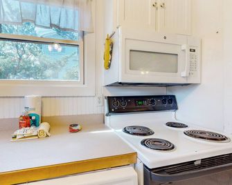 Dog-friendly home 5 lots from the beach with crow's nest, ocean view & fast WiFi - Avon - Kitchen